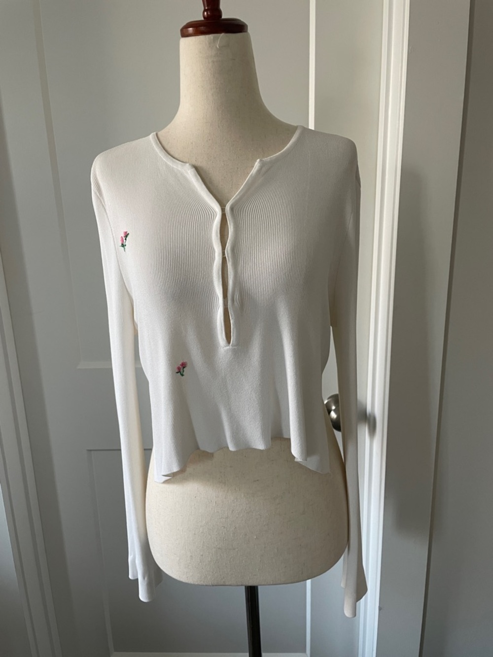 Vintage Gucci White Ribbed Long-Sleeve Henley Top with Floral Embroidery